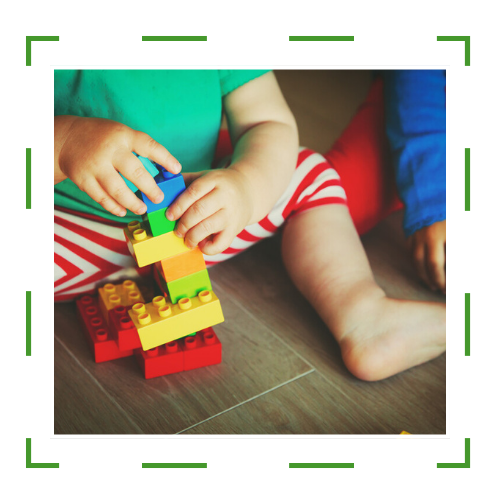 Niños jugando con bloques de construcción